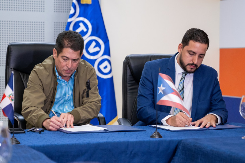 Iván Ruiz y Jorge Pagán durante la firma del acuerdo en la sede de RTVD.