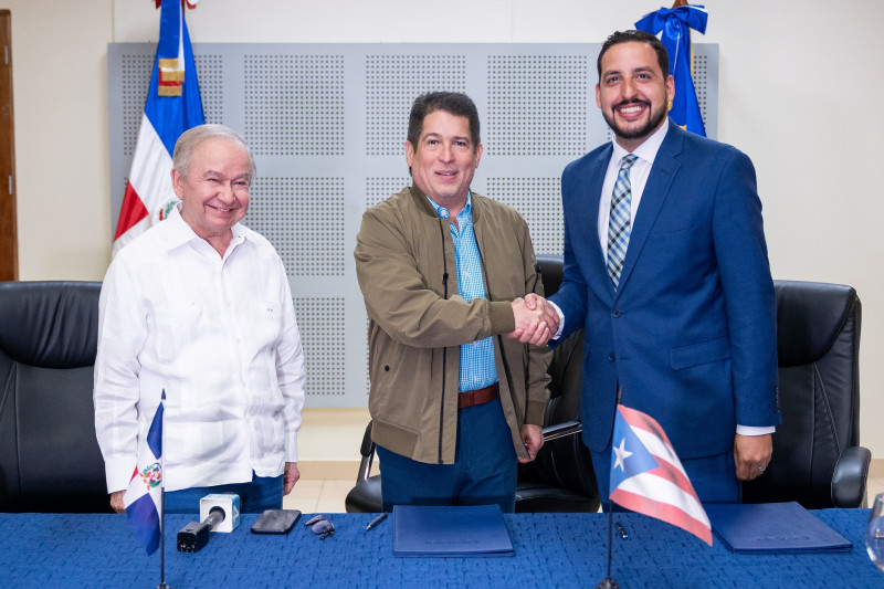 Ellis Perez, Iván Ruiz y Jorge Pagán durante el acuerdo en Santo Domingo.