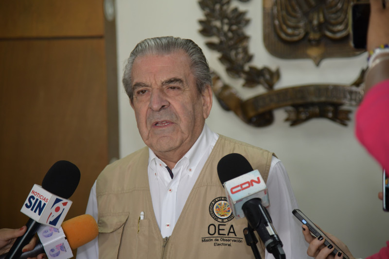 Eduardo Frey, jefe de la misión de la OEA, hablando a la prensa este miércoles 15 de mayo de 2024, en la sede de la Junta Central Electoral en Santo Domingo