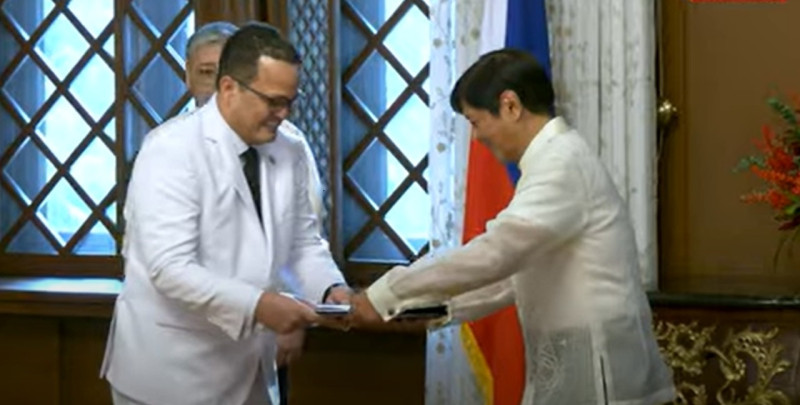 El embajador Jaime Francisco Rodríguez presenta las cartas credenciales a su excelencia Ferdinand R. Marcos, Jr presidente de la República de Filipinas,