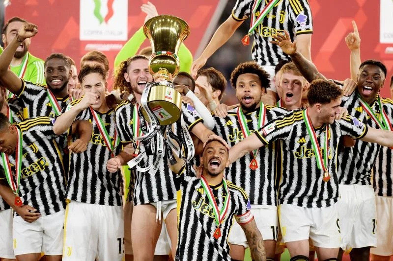 El capitán de la Juventus Danilo levanta el trofeo de la Copa Italia tras superar a Atalanta.