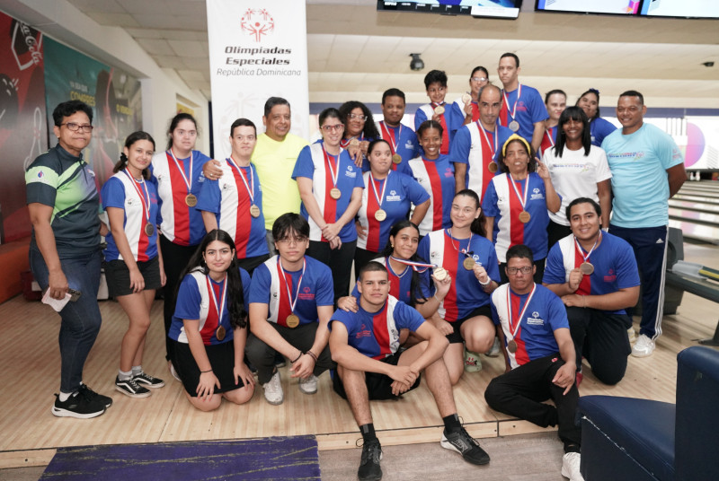 Los ganadores de medallas en el torneo de boliche de los Juegos Nacionales de Olimpíadas Especiales.