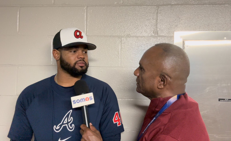 El periodista Daniel Reyes sostiene una conversación con el estelar dominicano Reynaldo López.