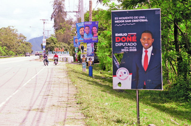 Uno de los tramos de la autopista Duarte saturado de propaganda política.