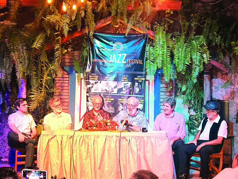 Diego Raimundo, Jordi Masalles, Manuel Tejada, Freddy Ginebra , Jesús Oyamburu y César Námnum en la presentación del Santo Domingo Jazz Festival 2024 de Casa de Teatro.