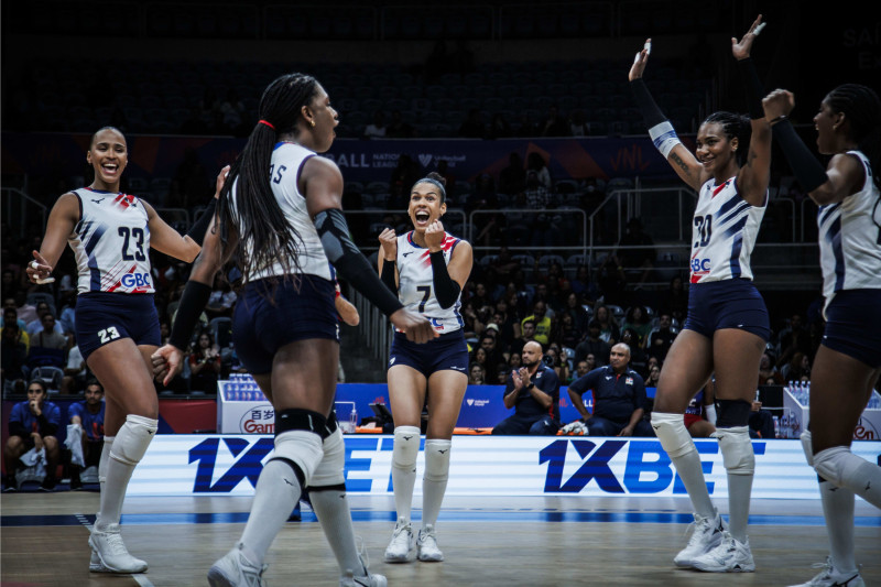 Jugadoras de la República Dominicana celebran con júbilo su triunfo.
