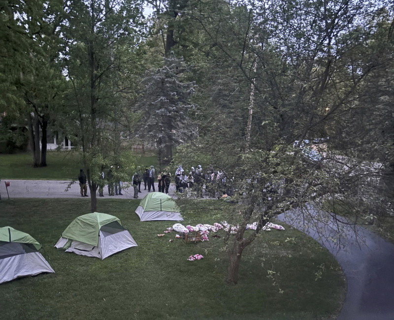 Esta foto suministrada por Sarah Hubbard, presidenta de la junta de gobierno de la Universidad de Michigan, muestra a manifestantes propalestinos afuera de su casa en Okemos, Michigan, el miércoles 15 de mayo de 2024.