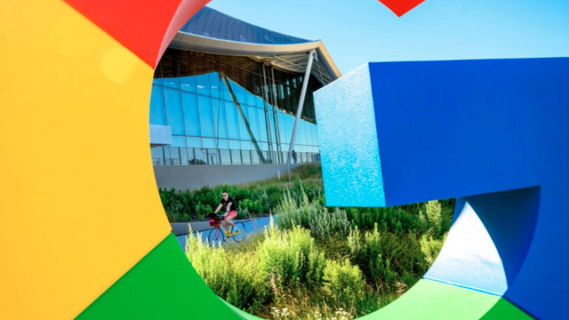 Un ciclista en la sede de Google en Mountain View, California, el 27 de junio de 2022.