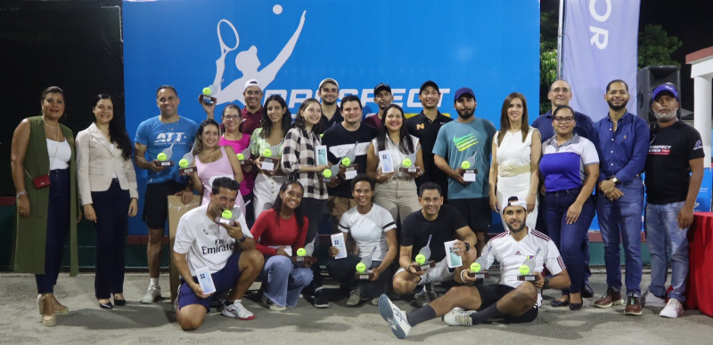 Los campeones del 3er Amateur Prospect Tennis posan junto a patrocinadores y organizadores de la justa.