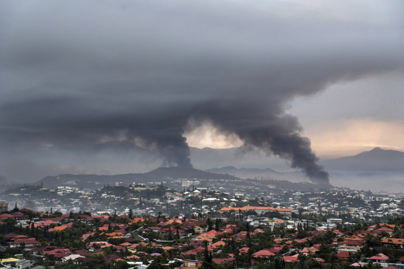 El humo sale durante las protestas en Noumea, Nueva Caledonia, el 15