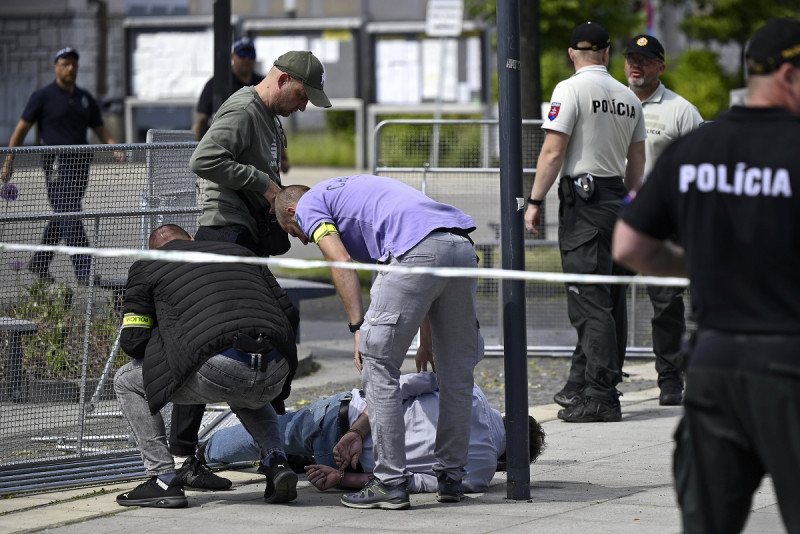 La policía arresta a un hombre tras un atentado con un arma de fuego contra el primer ministro de Eslovaquia, Robert Fico, en Handlova, Eslovaquia, el 15 de mayo de 2024.