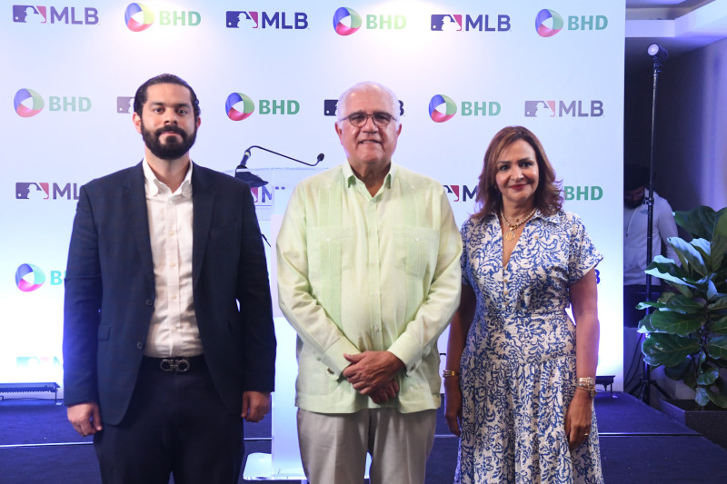 De izquierda a derecha, Yerik Pérez, director de operaciones de MLB en República Dominicana, y los vicepresidentes del BHD, Luis Lembert y Josefina González, respectivamente.