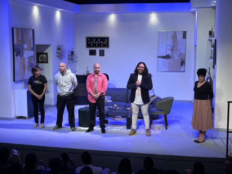 "Desde el mismo vientre" subió a escena bajo la dirección de Ramón Santana, escenografía de Fidel López y la actuación de Irving Alberti y Pepe Sierra, así como la veterana actriz Yanela Hernández.