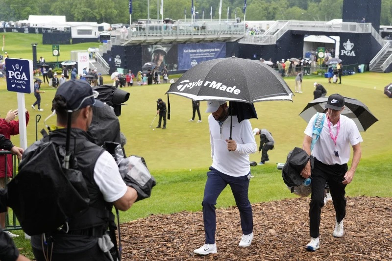 Scottie Scheffler camina hacia el tee de salida para la segunda ronda del torneo de golf PGA Championship en el Valhalla Golf Club, el viernes 17 de mayo de 2024, en Louisville, Kentucky.