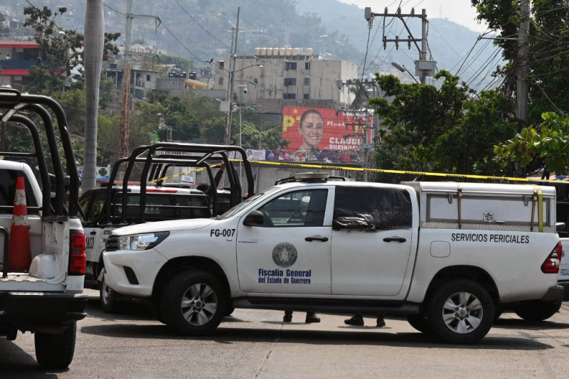 Un vehículo de los servicios forenses de la Procuraduría General de Justicia del Estado de Guerrero es visto en el lugar donde el candidato del PRI a la alcaldía de Coyuca de Benítez, Aníbal Zúñiga Cortés, y su esposa, Rubí Bravo, fueron asesinados