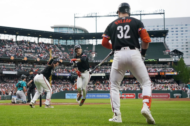 Gunnar Henderson celebra luego de conectar cuadrangular.