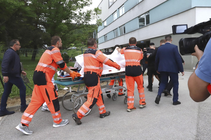 Socorristas se llevan al primer ministro de Eslovaquia, Robert Fico, quien fue herido a tiros, al hospital en el pueblo de Banska Bystrica, en el centro de Eslovaquia, el 15 de mayo de 2024.
