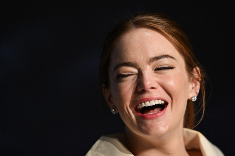 Emma Stone asiste a una rueda de prensa de la película "Kinds Of Kindness" durante la 77 edición del Festival de Cine de Cannes en Cannes, sur de Francia