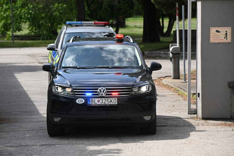Una caravana de policías y otros vehículos que se cree que transportan a Juraj Cintula, acusado del intento de asesinato con premeditación del primer ministro eslovaco Robert Fico