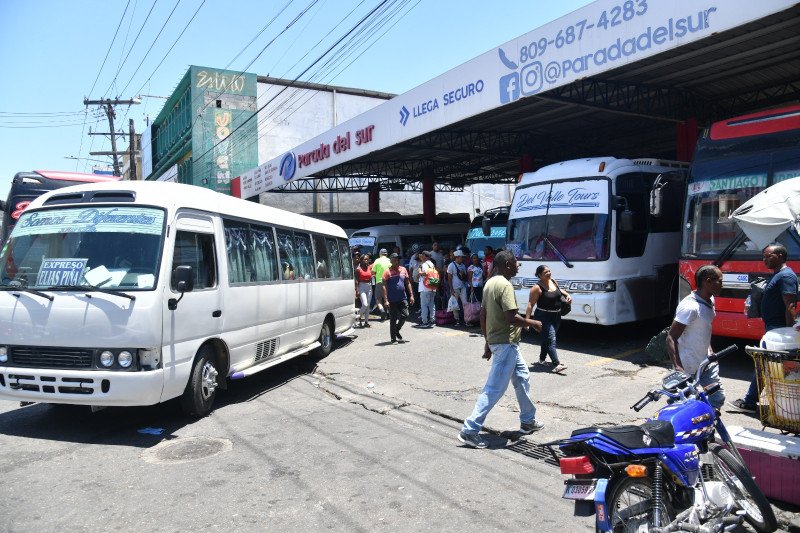 Pasajeros abordandon el autobus en el Parador del Sur
