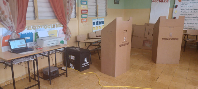 Luego de las pruebas realizadas, cada recinto electoral fue cerrado y custodiado por los miembros de la Policía Militar Electoral.