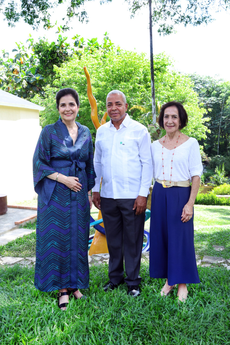 La actividad contó con la presencia de la Dra. María Amalia León, presidente de la Fundación Eduardo León Jimenes y del Centro León; Pedro Suárez, director general del Jardín Botánico Nacional; Bingene Armenteros, curadora de la exhibición y la artista Amaya Salazar.