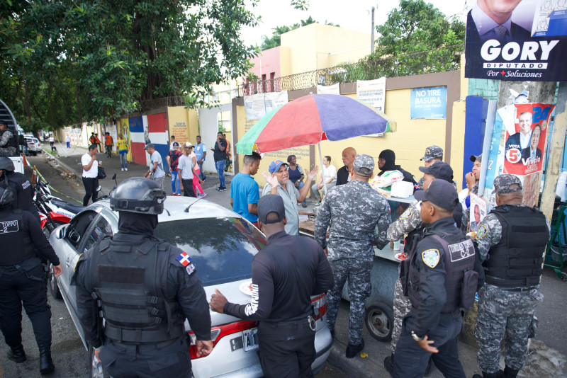 Fotografía muestra ambiente a las afueras de un recinto electoral. Ciudadanos se empiezan a aglomerar para sufragar.