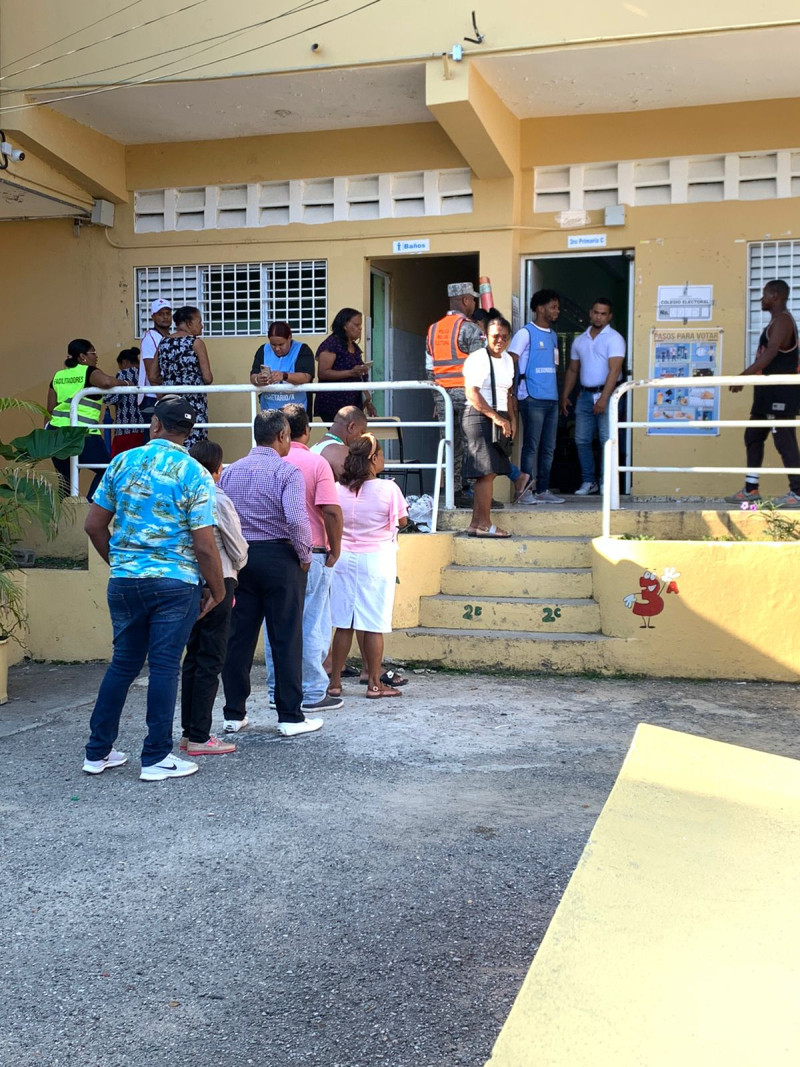 Fotografía muestra electores en recinto electoral de Puerto Plata.