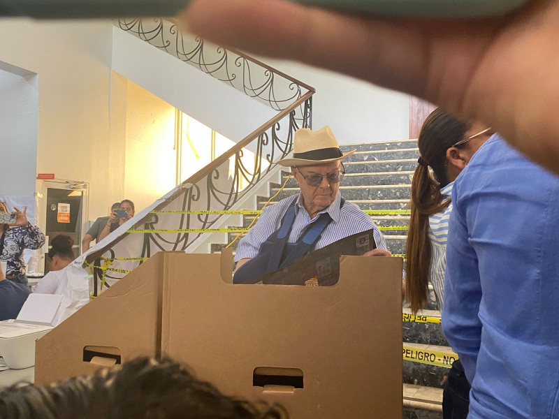 Fotografía muestra a expresidente de la República Hipólito Mejía ejerciendo su derecho al voto.