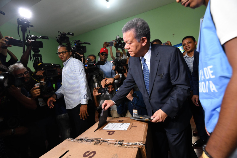 El expresidente Leonel Fernández al ejercer su voto en la escuela República Dominicana, del sector Villa Juana, en la capital dominicana
