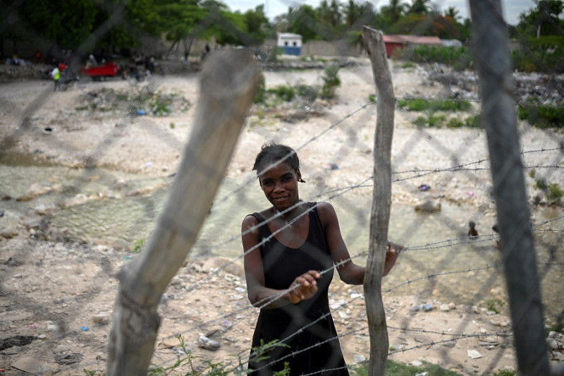 An Haitian woman waits at the border between Anse-à-Pitres in Haiti and Pedernales in the Dominican Republic on May 15, 2024.