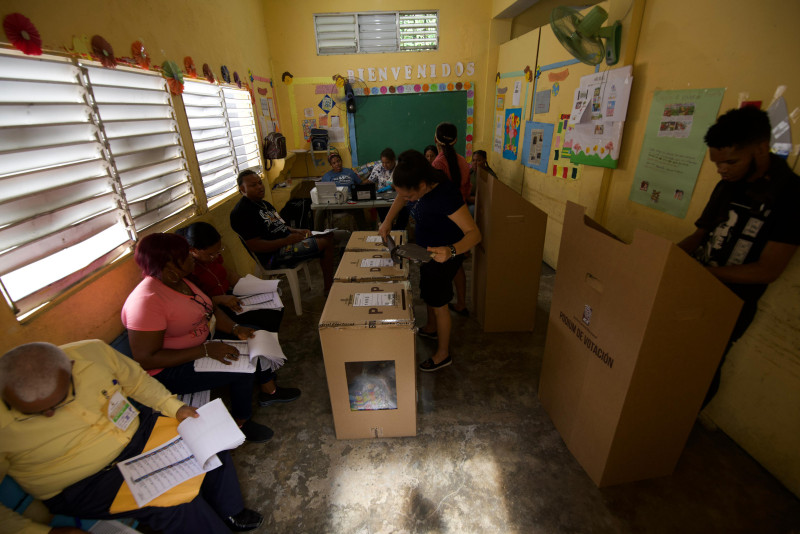 Fotografía de un centro electoral del Gran Santo Domingo, la mañana de este 19 de mayo.