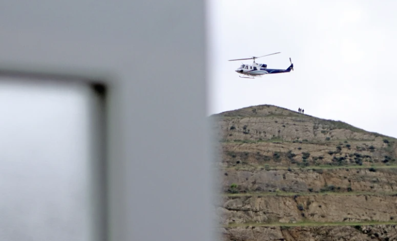 En esta foto proporcionada por la Agencia de Noticias de la República Islámica, IRNA, el helicóptero que transporta al presidente iraní Ebrahim Raisi despega en la frontera iraní con Azerbaiyán después de que el presidente Raisi y su homólogo azerí Ilham Aliyev inauguraran la presa de Qiz Qalasi, o Castillo de la Niña en azerí. Irán, domingo 19 de mayo de 2024. Un helicóptero que transportaba al presidente Raisi sufrió un “aterrizaje forzoso” el domingo, informaron medios estatales iraníes, sin dar más detalles.