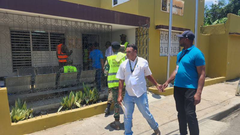 El presidente de la Junta Central Electoral en el municipio de Dajabón, Ramón Valenzuela y otros miembros de la JCE se reunieron con delegados políticos de los diferentes partidos tras la denuncia sobre centros de acopio para comprar cédulas.