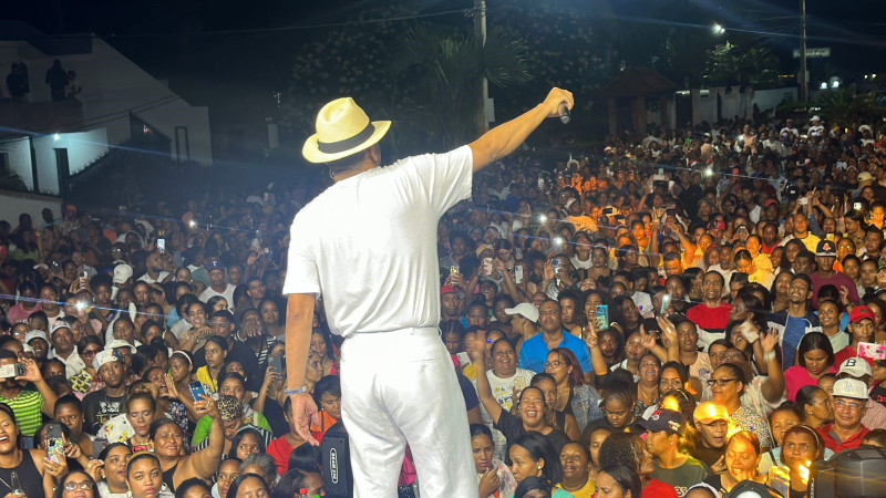 Wason Brazobán ante la multitud en Barahona.