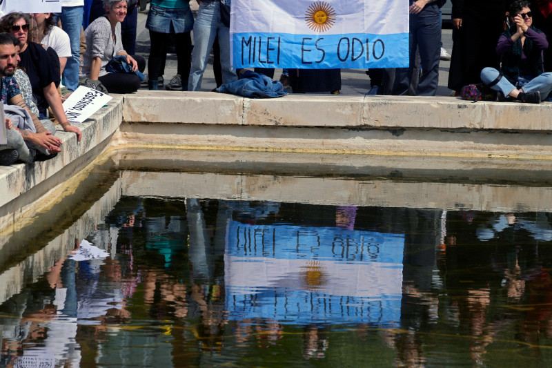 Una bandera de Argentina, con la frase “Milei es odio”, ayer durante una manifestación contra el fascismo en Madrid, coincidiendo con un acto organizado por Vox.