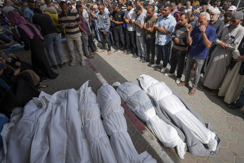 Dolientes rezan junto a los cuerpos de palestinos muertos por un ataque aéreo israelí en el hospital Al Aqsa, el domingo 19 de mayo de 2024, en Deir al Balah.