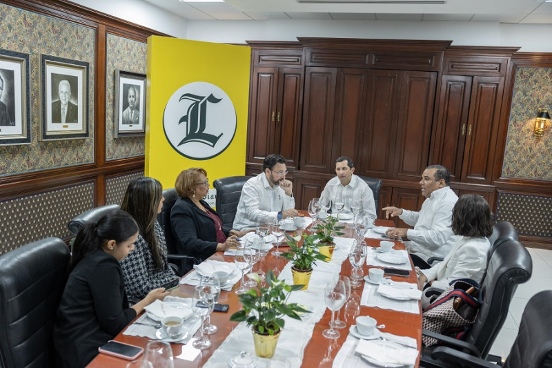 Edward Veras, director de la CNE; Roberto Herrera y Carlos Rodríguez, y demás participantes en el desayuno.