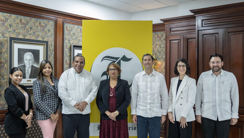 Arlette Polanco, Viancamely Alcántara, Edward Veras, director de la Comisión Nacional de Enegía (CNE); Cándida Acosta, editora de Economía; Roberto Herrera, gerente de Interenergy Group; Helena Sáenz, gerente senior de comunicaciones y Valor Compartido; y Carlos Rodríguez Álvares, gerente senior de Asuntos Corporativos y Mercadeo.