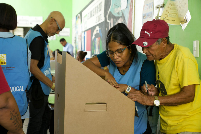 Adultos mayores acudieron a votar en las pasadas elecciones, pese a enfrentar limitaciones físicas.