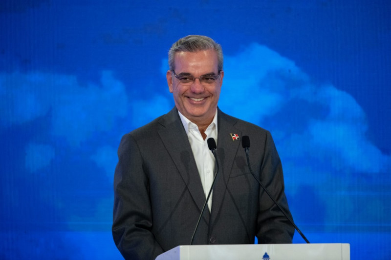 El presidente dominicano, Luis Abinader, sonríe durante una conferencia de prensa tras su reelección en Santo Domingo el 20 de mayo de 2024.