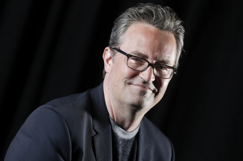 Matthew Perry posa para un retrato el 17 de febrero de 2015, en Nueva York. Las autoridades están investigando la muerte de Perry y cómo el amado actor recibió la ketamina anestésica, que se declaró que fue un factor contribuyente en su muerte. El capitán de la policía de Los Ángeles, Scot Williams, dijo al Los Angeles Times el martes 21 de mayo de 2024, que los detectives estaban investigando por qué la estrella de "Friends" tenía tanta ketamina en su sistema cuando murió en octubre.