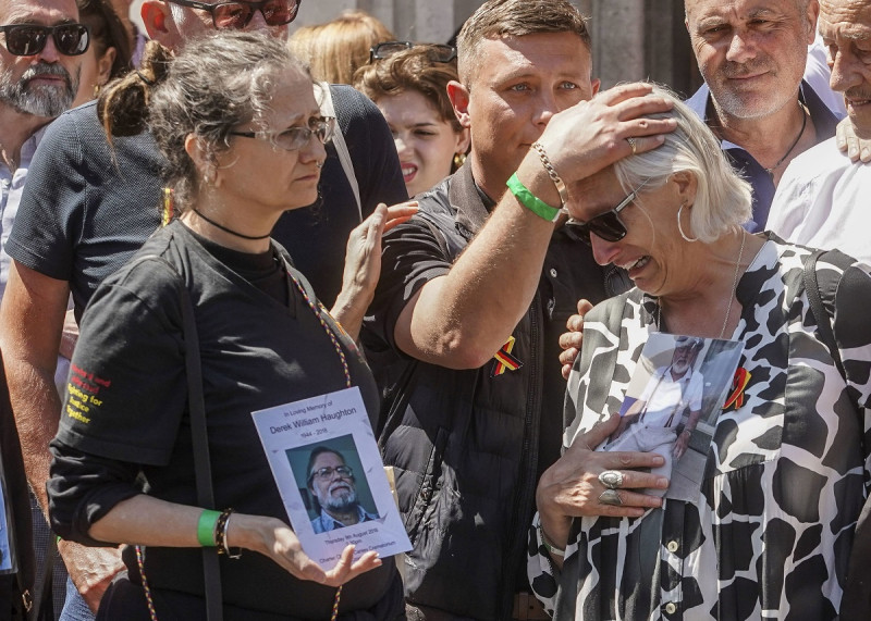 Cressida Haughton y Deborah Dennis, cuyos padres murieron, frente al Central Hall de Westminster en Londres, tras la publicación de una investigación sobre un escándalo de sangre contaminada, el 20 de mayo de 2024.