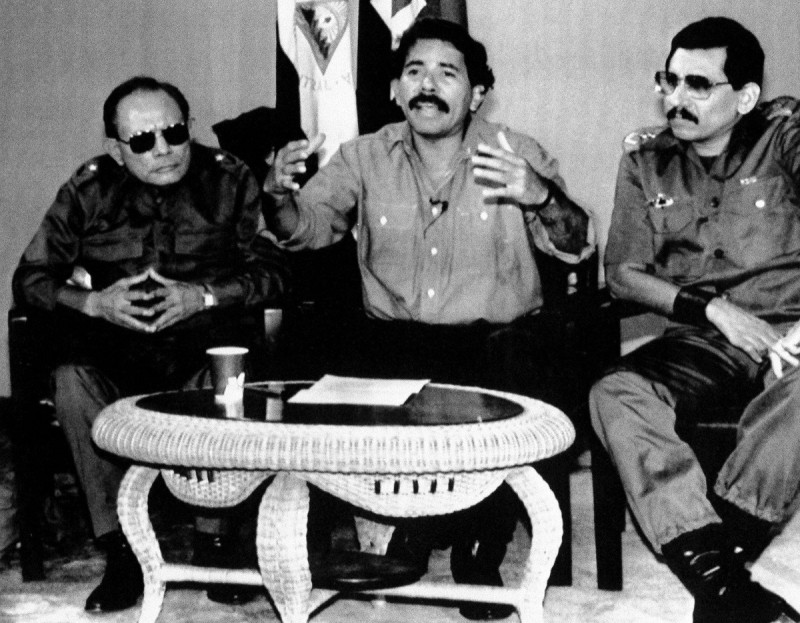 El exministro de Defensa Humberto Ortega, a la derecha, junto a su hermano, el presidente Daniel Ortega, en el centro, y el ministro de Interior, Tomás Borge, el 30 de diciembre de 1989.