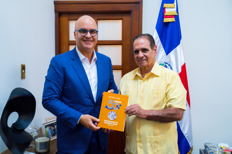 Hèctor J.Cruz entrega libro al Ministro Administrativo de Presidencia, Igor Rodrìguez.