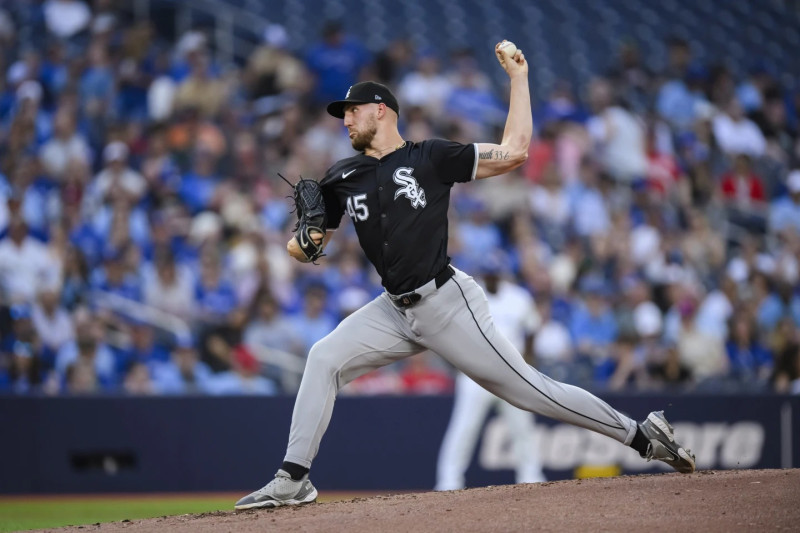 Garrett Croche realiza un pitcheo durante su excelsa labor monticular ante Toronto.