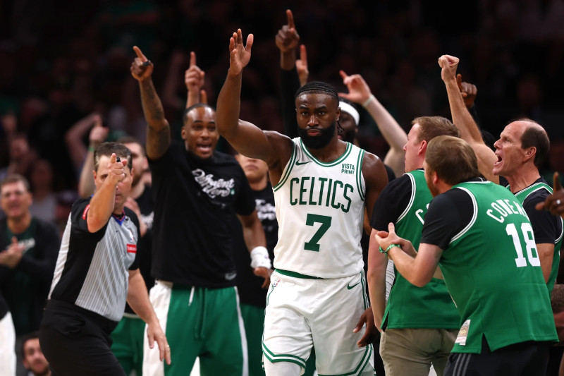 Jaylen Brown celebra el canasto que igualó el partido para los Celtics de Boston en el primer partido de la conferencia de Este.