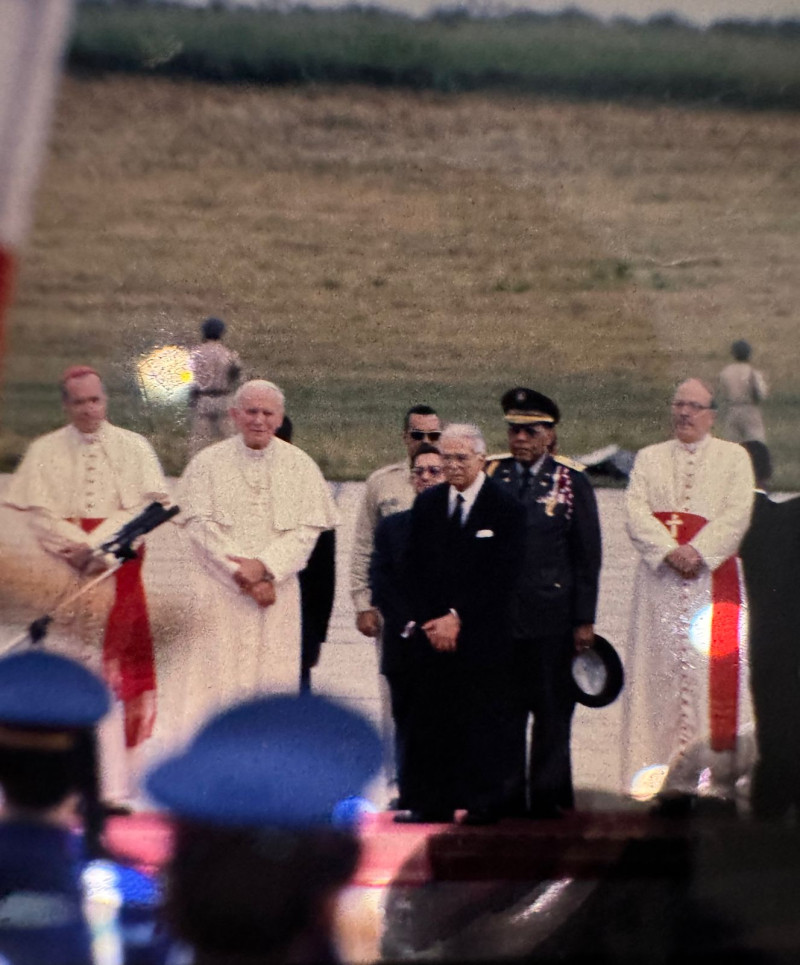 Fotografía muestra al expresidente Joaquín Balaguer y el Papa Juan Pablo II en su segunda visita en el año 1992.