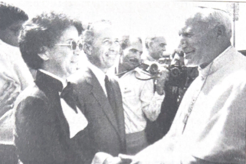 El Papa Juan Pablo II saluda a la señora Asela Mera de Jorge u al entonces presidente Salvador Jorge Blanco durante la segunda visitaq del pontífice en octubre de 1984.