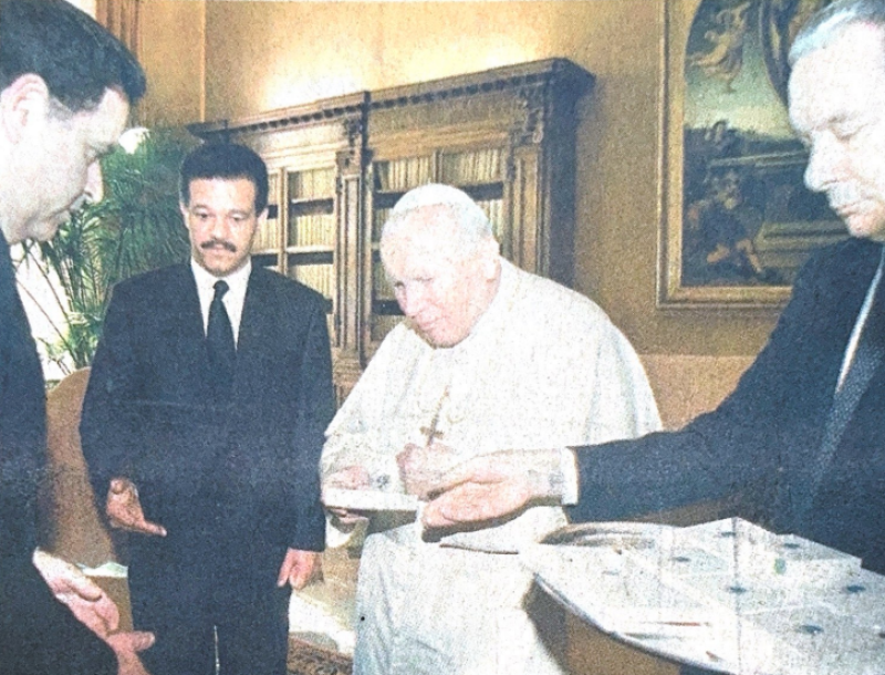 Durante la visita de Fernández en 1999, su santidad Juan Pablo II entregó regalos a sus acompañantes. En la foto el empresario Manuel A. Pellerano recibe una figura religiosa.
